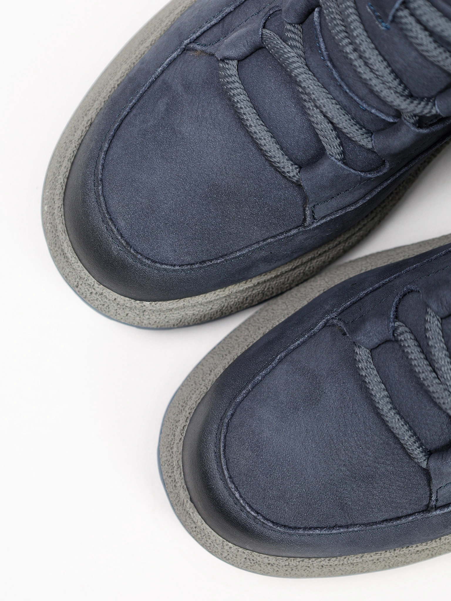 Ботинки синего цвета на средней рельефной платформе